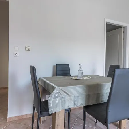 Dora's House Apartment