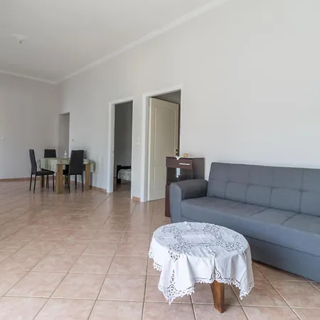 Dora's House Apartment *